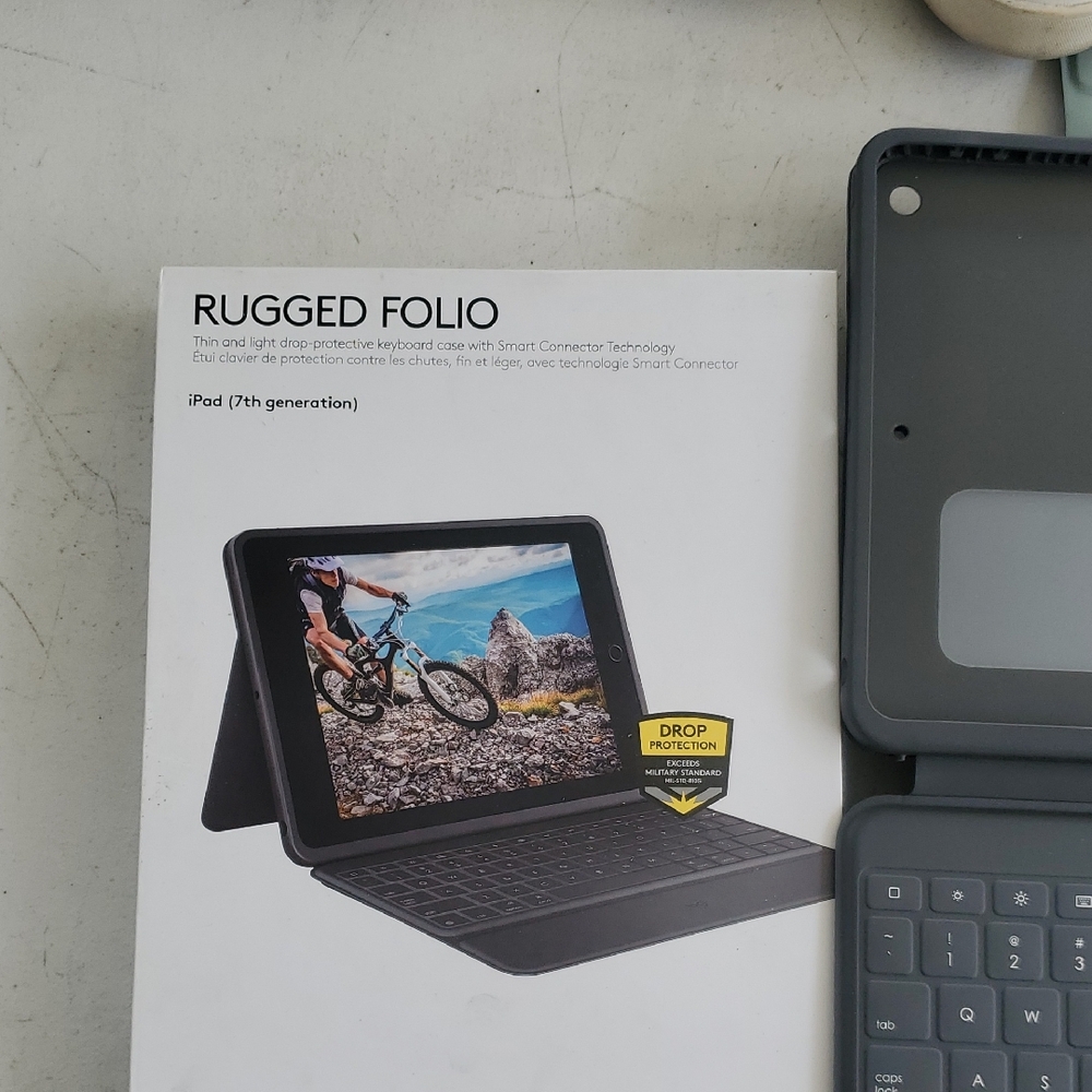 Logitech Rugged Folio Keyboard Case for iPad - Gray